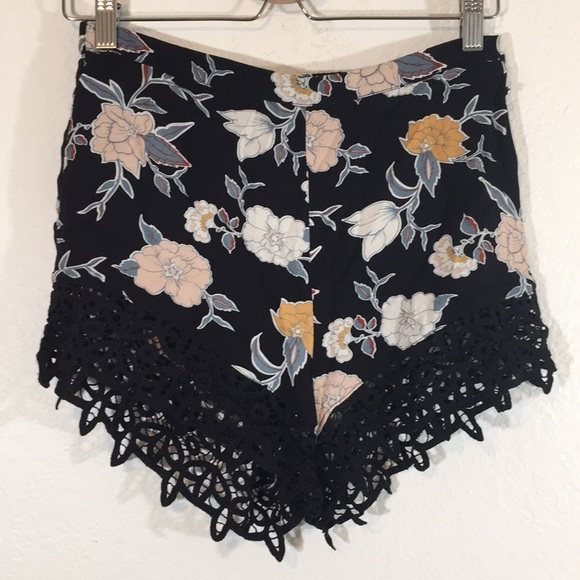 Kendall & Kylie Floral Lace Hem Shorts New Small - Picture 2 of 6